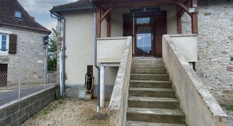 Secteur Bretenoux, maison de village entièrement restaurée avec cour et balcon