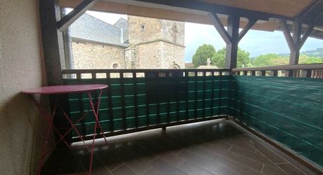 Secteur Bretenoux, maison de village entièrement restaurée avec cour et balcon