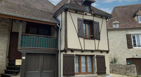 Secteur Bretenoux, maison de village entièrement restaurée avec cour et balcon