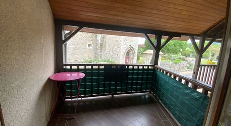 Secteur Bretenoux, maison de village entièrement restaurée avec cour et balcon