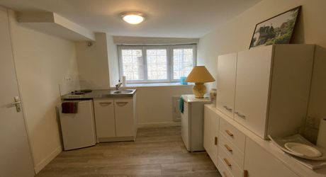 Secteur Bretenoux, maison de village entièrement restaurée avec cour et balcon