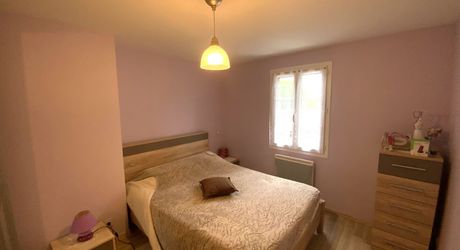 Secteur Bretenoux, maison de village entièrement restaurée avec cour et balcon