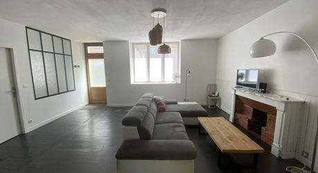 À vendre Gramat – Centre-ville à pied – Belle maison rénovée offrant une vie de plain-pied, 3 chambres, jardin, garage.