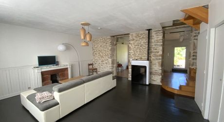 À vendre Gramat – Centre-ville à pied – Belle maison rénovée offrant une vie de plain-pied, 3 chambres, jardin, garage.