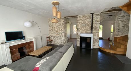 À vendre Gramat – Centre-ville à pied – Belle maison rénovée offrant une vie de plain-pied, 3 chambres, jardin, garage.