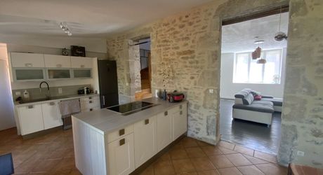 À vendre Gramat – Centre-ville à pied – Belle maison rénovée offrant une vie de plain-pied, 3 chambres, jardin, garage.
