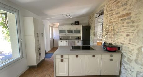 À vendre Gramat – Centre-ville à pied – Belle maison rénovée offrant une vie de plain-pied, 3 chambres, jardin, garage.