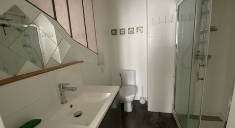 À vendre Gramat – Centre-ville à pied – Belle maison rénovée offrant une vie de plain-pied, 3 chambres, jardin, garage.