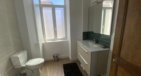 À vendre Gramat – Centre-ville à pied – Belle maison rénovée offrant une vie de plain-pied, 3 chambres, jardin, garage.