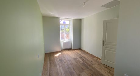 À vendre Gramat – Centre-ville à pied – Belle maison rénovée offrant une vie de plain-pied, 3 chambres, jardin, garage.