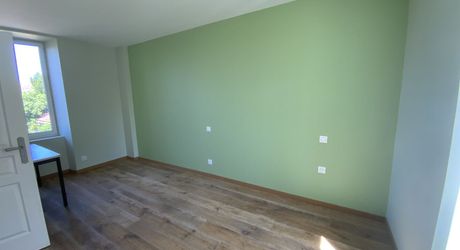 À vendre Gramat – Centre-ville à pied – Belle maison rénovée offrant une vie de plain-pied, 3 chambres, jardin, garage.