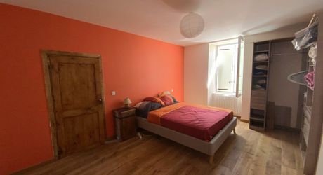 À vendre Gramat – Centre-ville à pied – Belle maison rénovée offrant une vie de plain-pied, 3 chambres, jardin, garage.