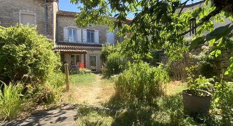 À vendre Gramat – Centre-ville à pied – Belle maison rénovée offrant une vie de plain-pied, 3 chambres, jardin, garage.