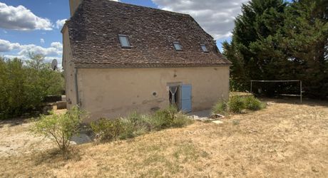 A vendre secteur Livernon maison en pierre rénovée, 2 chambres, bureau. Jardin clos et arboré .