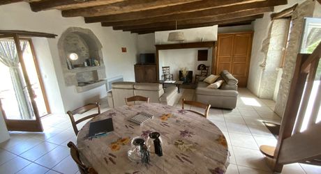A vendre secteur Livernon maison en pierre rénovée, 2 chambres, bureau. Jardin clos et arboré .