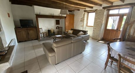 A vendre secteur Livernon maison en pierre rénovée, 2 chambres, bureau. Jardin clos et arboré .