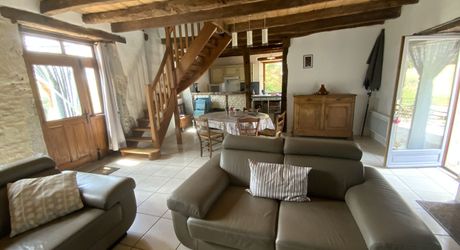 A vendre secteur Livernon maison en pierre rénovée, 2 chambres, bureau. Jardin clos et arboré .