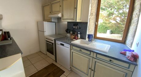 A vendre secteur Livernon maison en pierre rénovée, 2 chambres, bureau. Jardin clos et arboré .