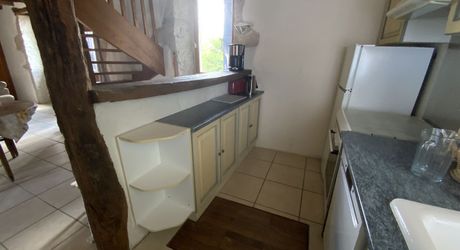 A vendre secteur Livernon maison en pierre rénovée, 2 chambres, bureau. Jardin clos et arboré .