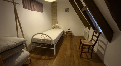 A vendre secteur Livernon maison en pierre rénovée, 2 chambres, bureau. Jardin clos et arboré .