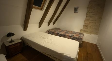 A vendre secteur Livernon maison en pierre rénovée, 2 chambres, bureau. Jardin clos et arboré .