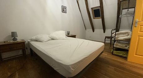 A vendre secteur Livernon maison en pierre rénovée, 2 chambres, bureau. Jardin clos et arboré .