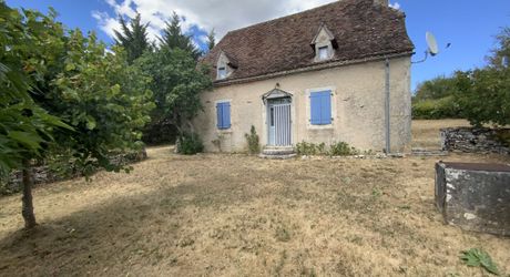 A vendre secteur Livernon maison en pierre rénovée, 2 chambres, bureau. Jardin clos et arboré .