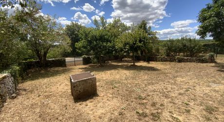 A vendre secteur Livernon maison en pierre rénovée, 2 chambres, bureau. Jardin clos et arboré .
