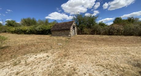 A vendre secteur Livernon maison en pierre rénovée, 2 chambres, bureau. Jardin clos et arboré .