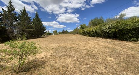 A vendre secteur Livernon maison en pierre rénovée, 2 chambres, bureau. Jardin clos et arboré .