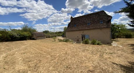 A vendre secteur Livernon maison en pierre rénovée, 2 chambres, bureau. Jardin clos et arboré .