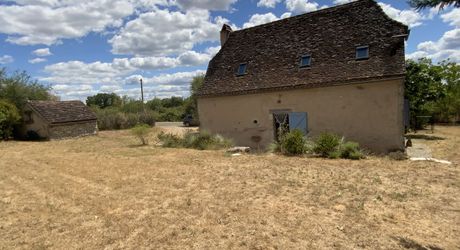 A vendre secteur Livernon maison en pierre rénovée, 2 chambres, bureau. Jardin clos et arboré .