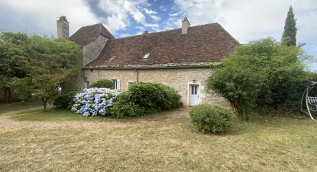 Secteur Gramat, entre pierre et nature, domaine du XVIIIᵉ siècle sur 7 hectares avec grange et piscine.