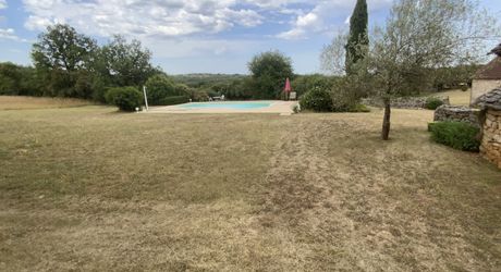 Secteur Gramat, entre pierre et nature, domaine du XVIIIᵉ siècle sur 7 hectares avec grange et piscine.