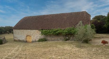 Secteur Gramat, entre pierre et nature, domaine du XVIIIᵉ siècle sur 7 hectares avec grange et piscine.