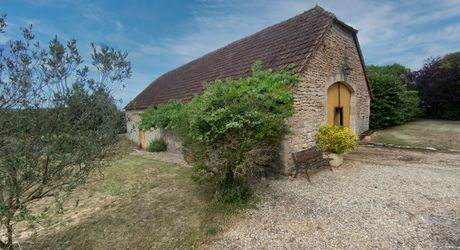 Secteur Gramat, entre pierre et nature, domaine du XVIIIᵉ siècle sur 7 hectares avec grange et piscine.