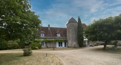 Secteur Gramat, entre pierre et nature, domaine du XVIIIᵉ siècle sur 7 hectares avec grange et piscine.