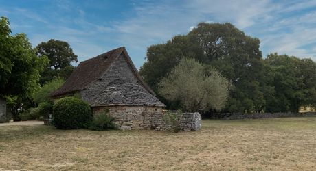 Secteur Gramat, entre pierre et nature, domaine du XVIIIᵉ siècle sur 7 hectares avec grange et piscine.