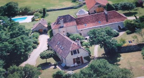 Secteur Gramat, entre pierre et nature, domaine du XVIIIᵉ siècle sur 7 hectares avec grange et piscine.