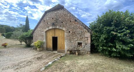 Secteur Gramat, entre pierre et nature, domaine du XVIIIᵉ siècle sur 7 hectares avec grange et piscine.