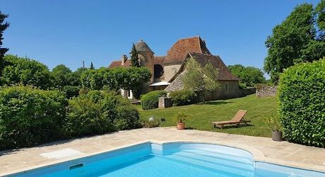 Secteur Gramat, entre pierre et nature, domaine du XVIIIᵉ siècle sur 7 hectares avec grange et piscine.