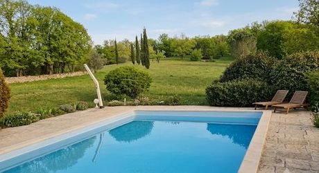 Secteur Gramat, entre pierre et nature, domaine du XVIIIᵉ siècle sur 7 hectares avec grange et piscine.