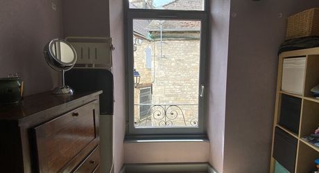 Gramat centre – Maison en pierre de caractère avec agréable cour, commerces à pied.