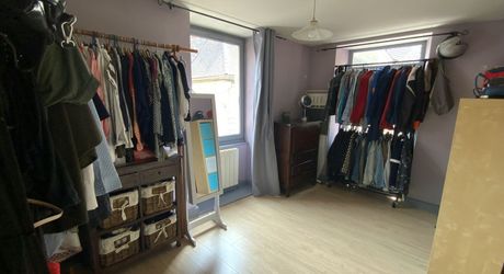 Gramat centre – Maison en pierre de caractère avec agréable cour, commerces à pied.