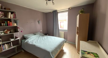 Gramat centre – Maison en pierre de caractère avec agréable cour, commerces à pied.