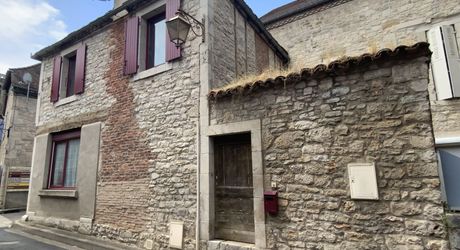 Gramat centre – Maison en pierre de caractère avec agréable cour, commerces à pied.