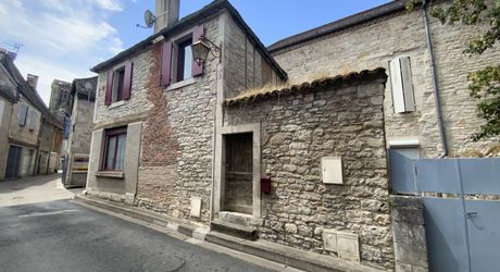 Gramat centre – Maison en pierre de caractère avec agréable cour, commerces à pied.