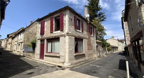 Gramat centre – Maison en pierre de caractère avec agréable cour, commerces à pied.