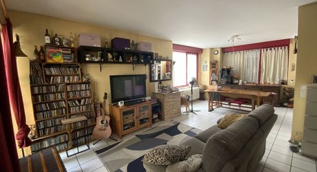 Gramat centre – Maison en pierre de caractère avec agréable cour, commerces à pied.