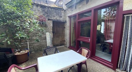 Gramat centre – Maison en pierre de caractère avec agréable cour, commerces à pied.